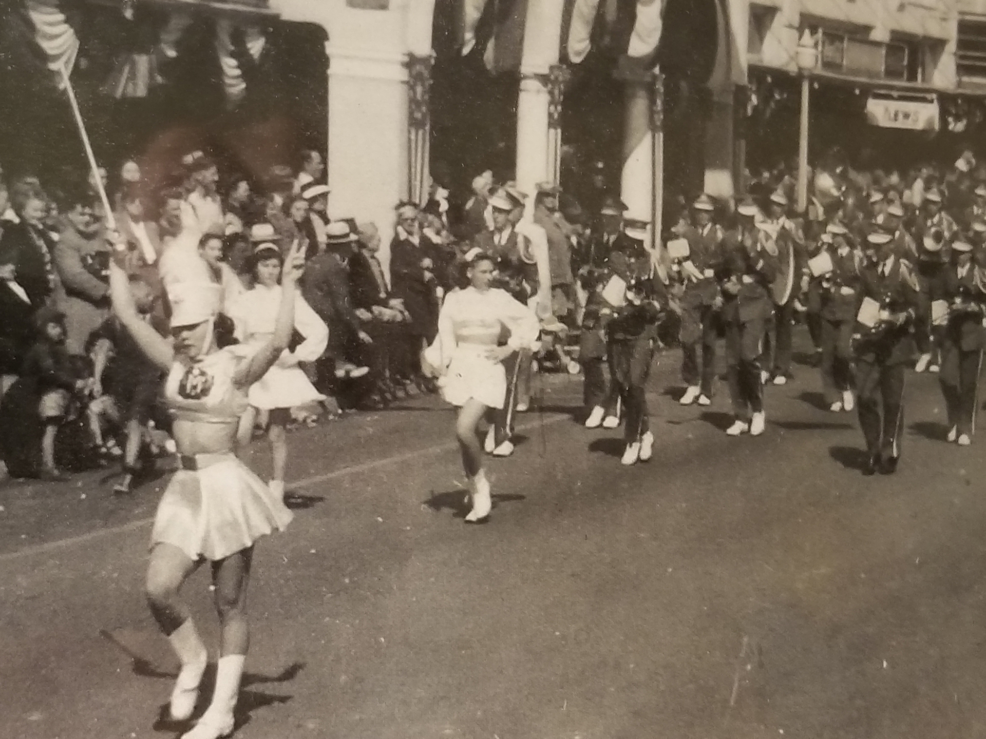 Leading Orange Bowl Parade
